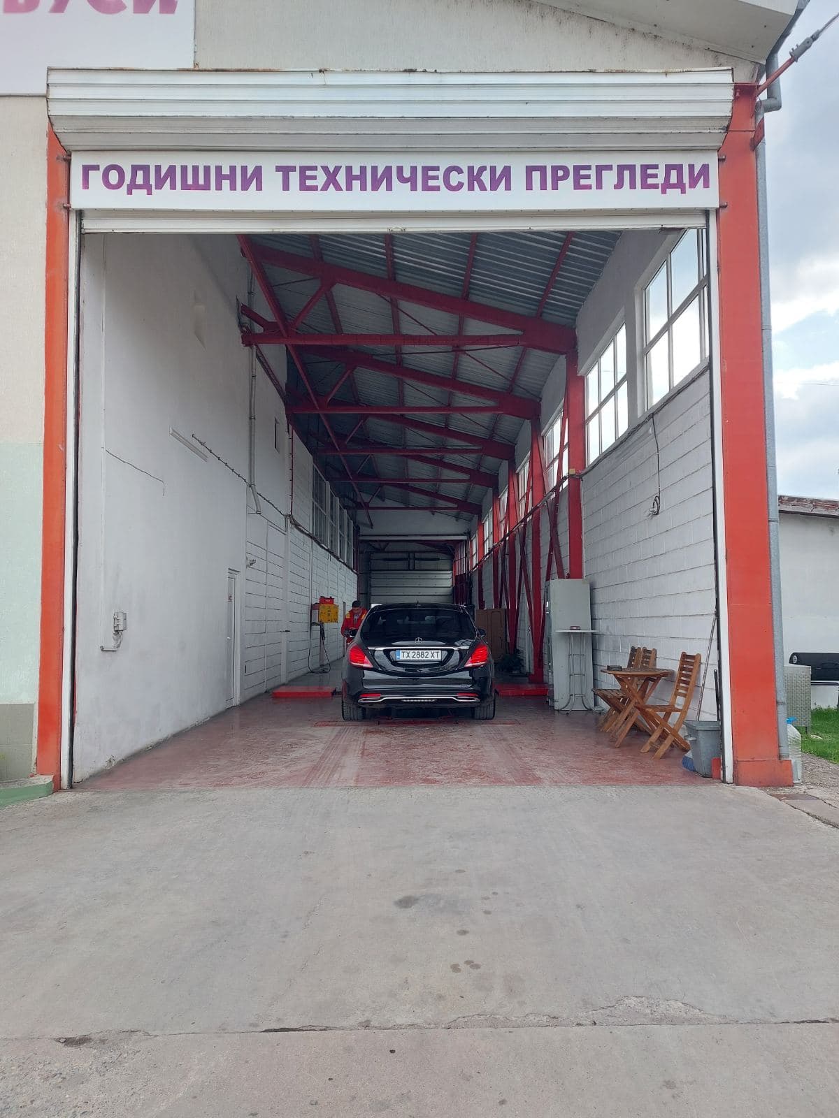 Вход към пункта за годишни технически прегледи в Добрич