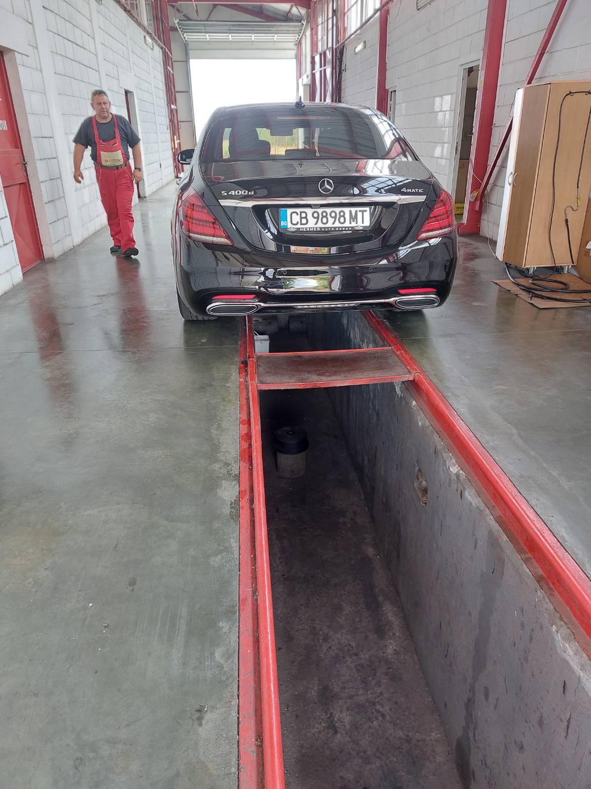 Техник с автомобил на рампата